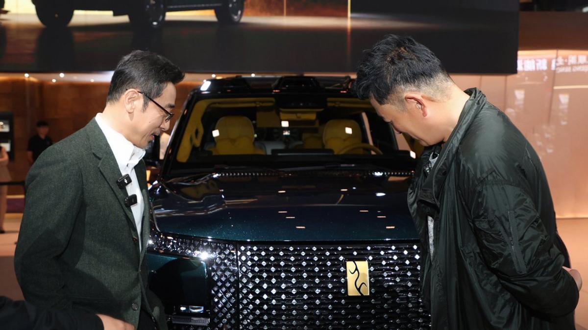 比亚迪车展“名场面”，王志飞和宁理打卡仰望展台，两大狠人同框