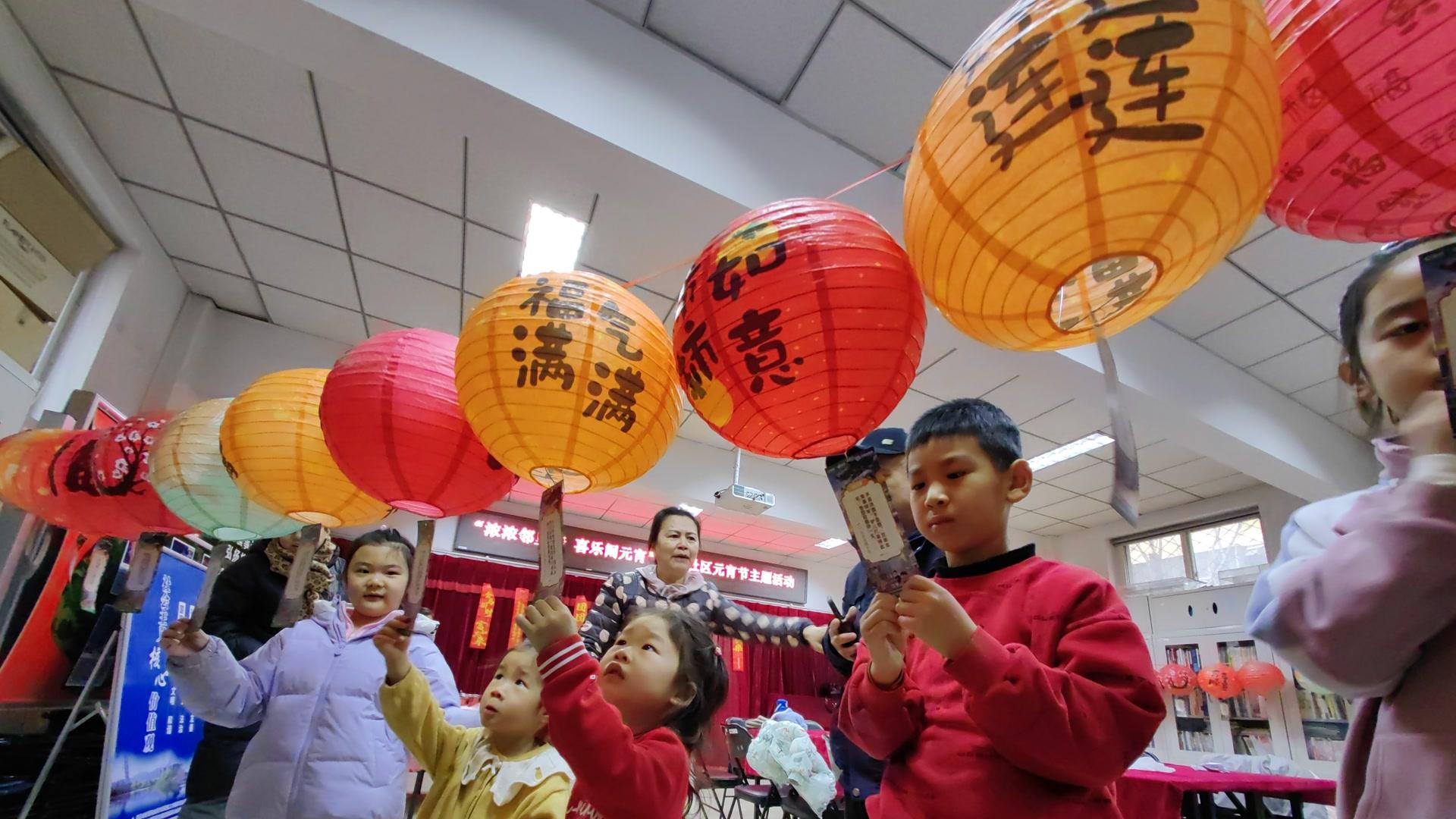 浓浓邻里情 喜乐闹元宵