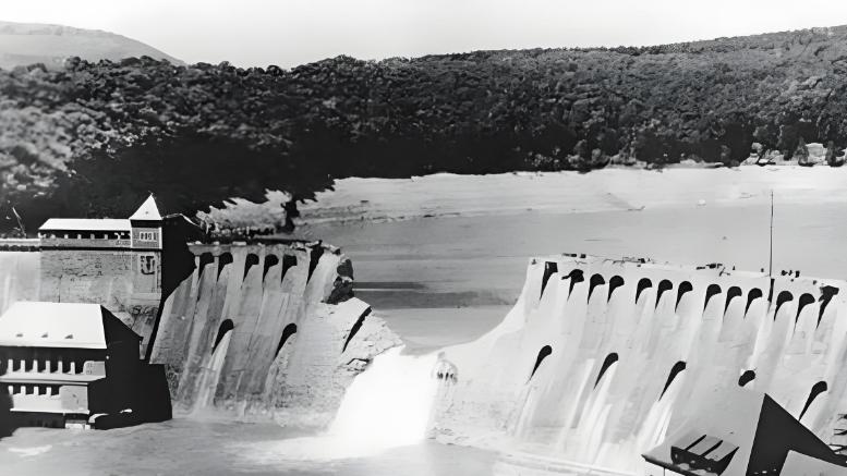 1943年5枚炸弹“打水漂”击中水坝，4亿吨洪水喷出，吞噬3万人