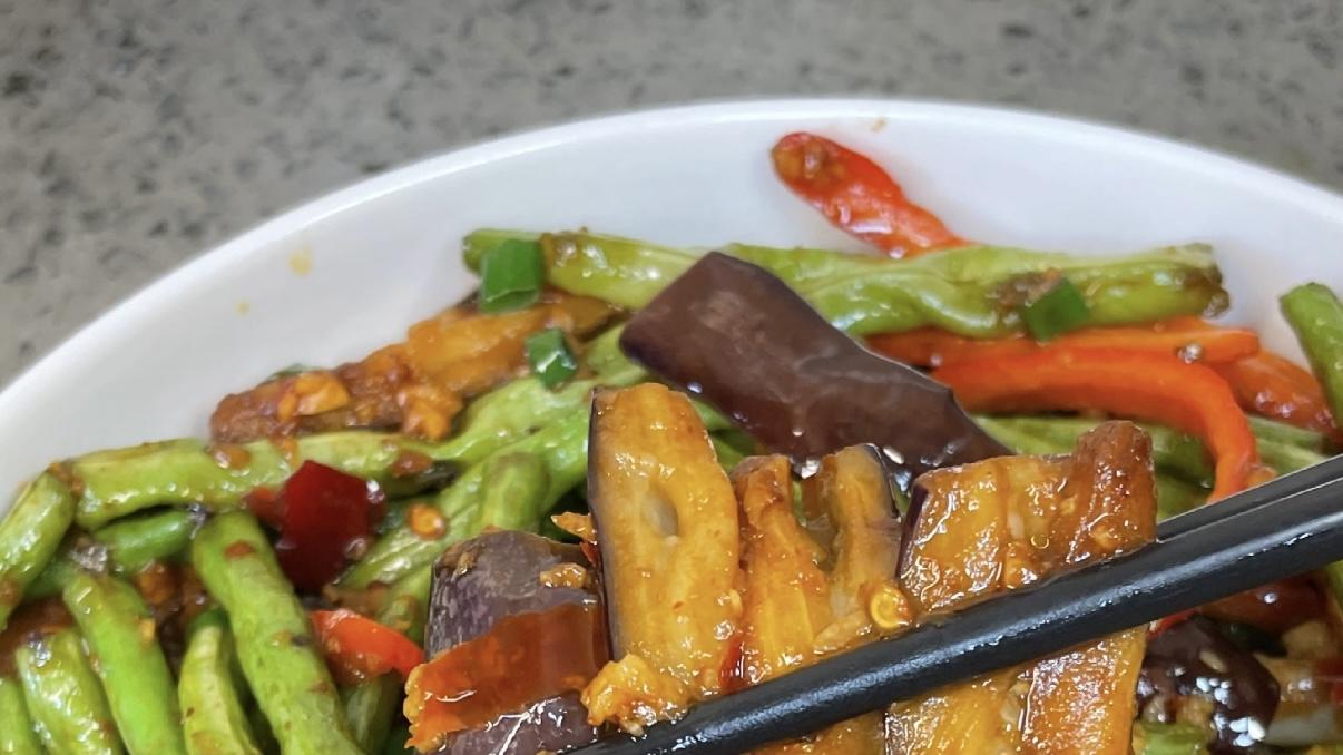 茄子烧豆角：素菜界的“下饭王者”