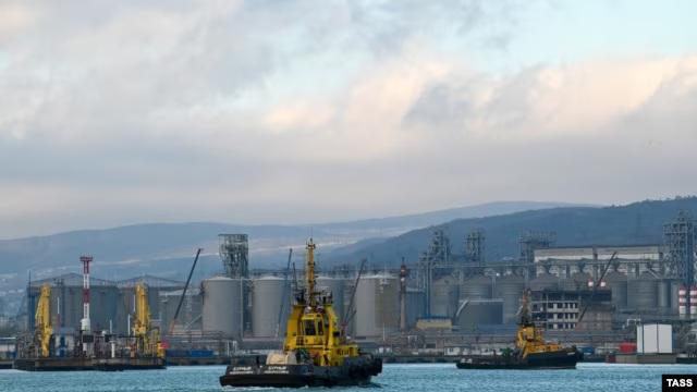 俄语：俄罗斯新罗西斯克港遭到袭击