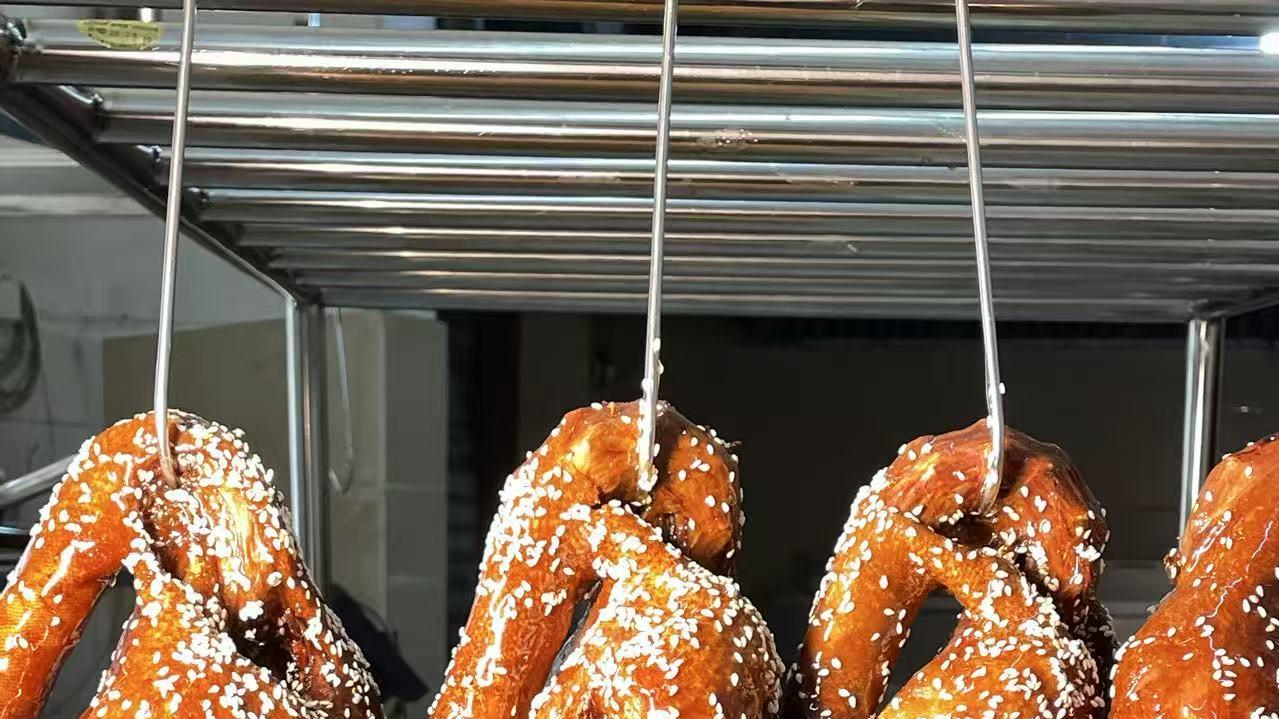 香到犯规！乐山“吉太太”甜皮鸭，一口咬下竟让全网抢破头？