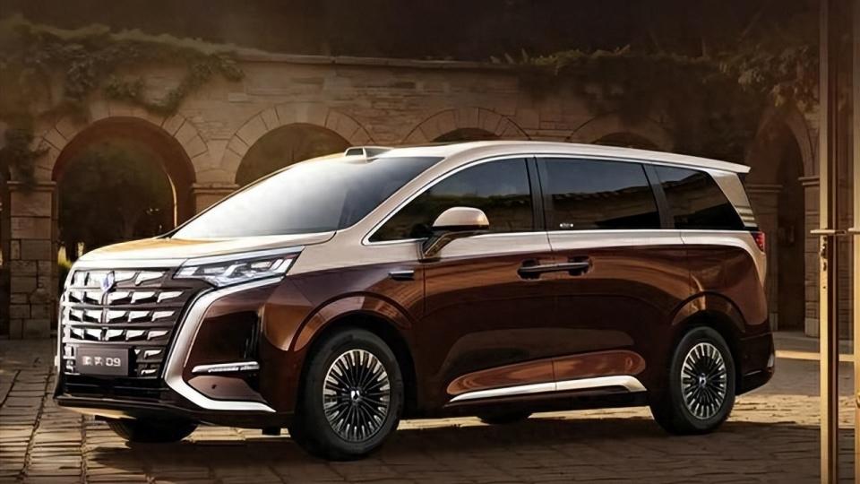 闪充+第二代刀片电池，第二代腾势D9开启预售，38.98万元起