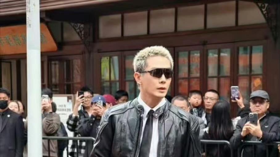 金发寸头配黑皮夹克，李承铉这波美式男孩风杀疯了