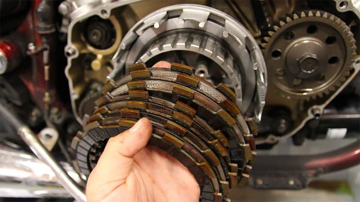 都是空挡、踩（捏）离合，为何摩托车轮子会转，汽车却不会？