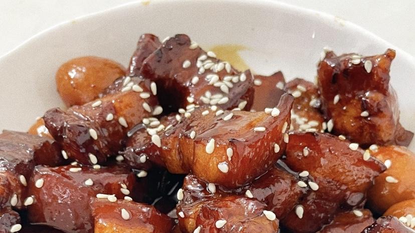 红烧肉炖鹌鹑蛋：家常做法，新手也能做出饭店级美味