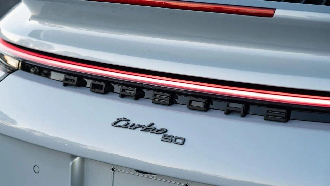 公价28.3万却卖33.6万！保时捷911 50周年限量版，凭啥溢价还抢着买？