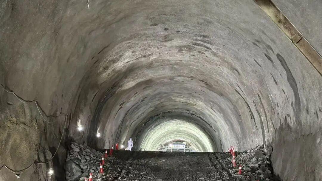 新中隧道贯通！深南高铁建设取得突破性进展