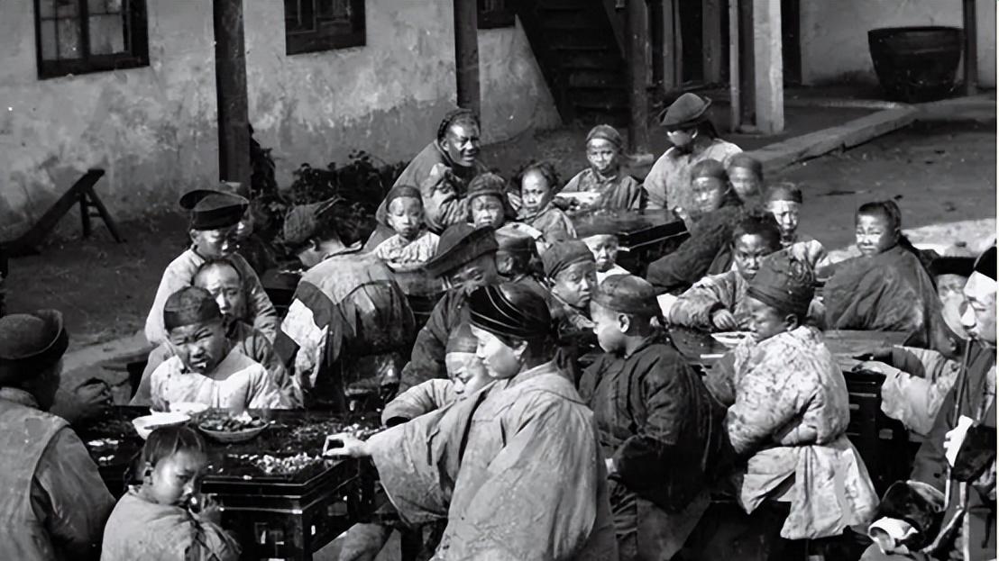 李莲英葬母排场有多大？村民们白吃白喝35天，往家拿多少一律不问