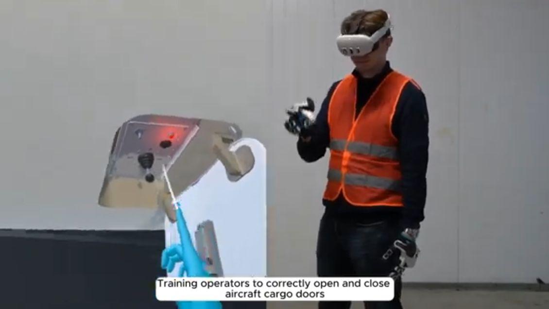 使用VR触觉手套进行更安全的飞机货物舱门操作培训