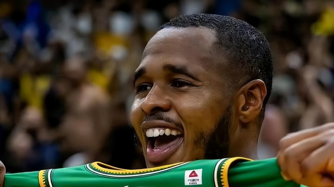 有谁注意到，昨晚比赛中，杨鸣的表情举动，都在发出无声的抗议啊