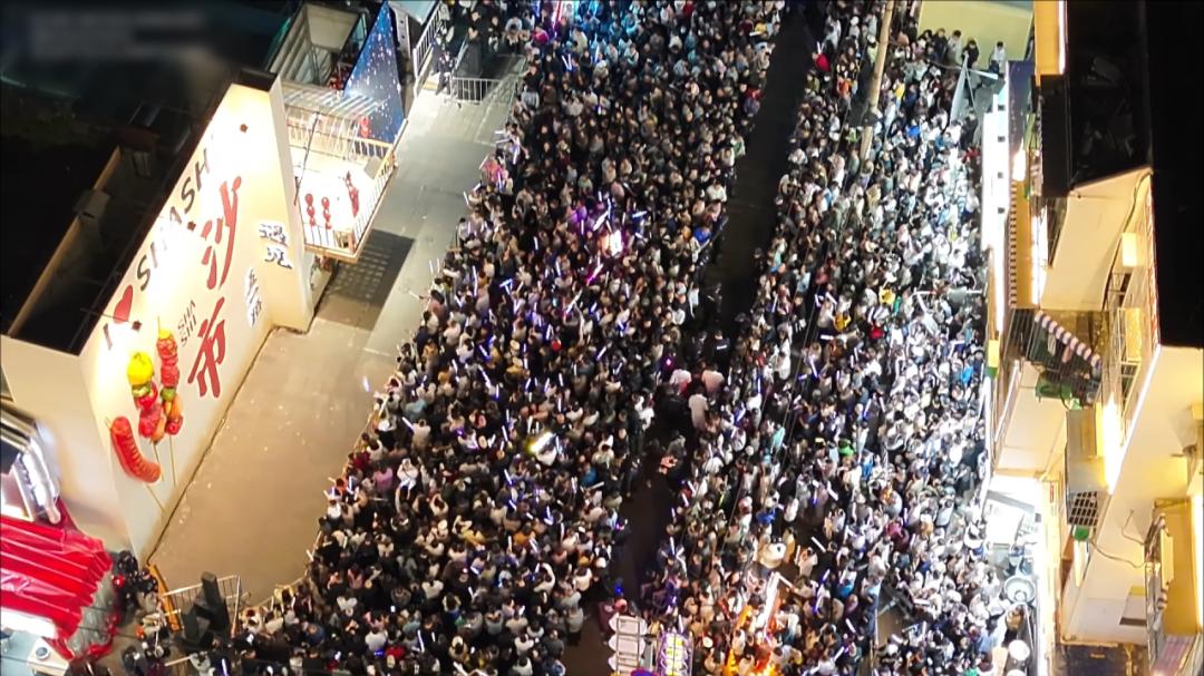 感动！2万人的音乐节上演3分钟“生命快通道”
