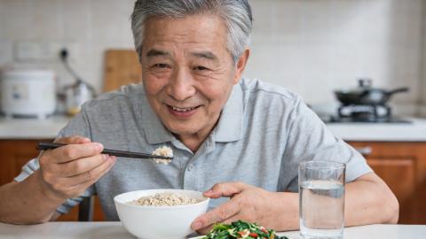 别忽视！中老年人胸闷、心慌不是老毛病，中西医拆穿心脏“求救信号”