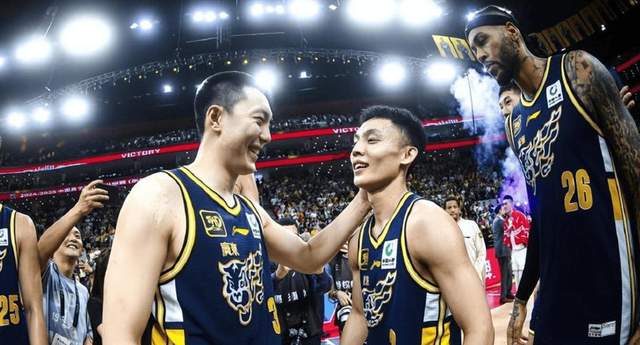 广东争冠曙光初现！胡徐双核回暖 29+8+10撑起广东后场