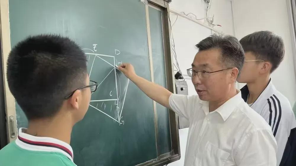 信阳市第七中学教师刘明河：勤耕不辍三十载 明河长润育人心