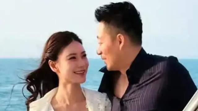 马筱梅台北聚会后回京，汪小菲新店开业忙生意，与人合照很随和