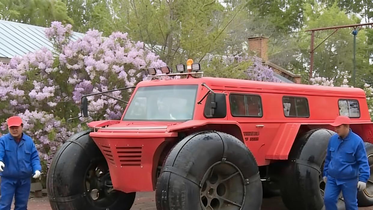 2015年，黑龙江一男子发明了一辆越野车，可以在沼泽中行动自如