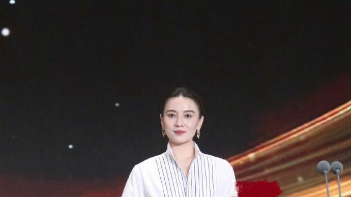 百花奖红毯上，宋佳的“干练美”为何比华丽性感更耐看？