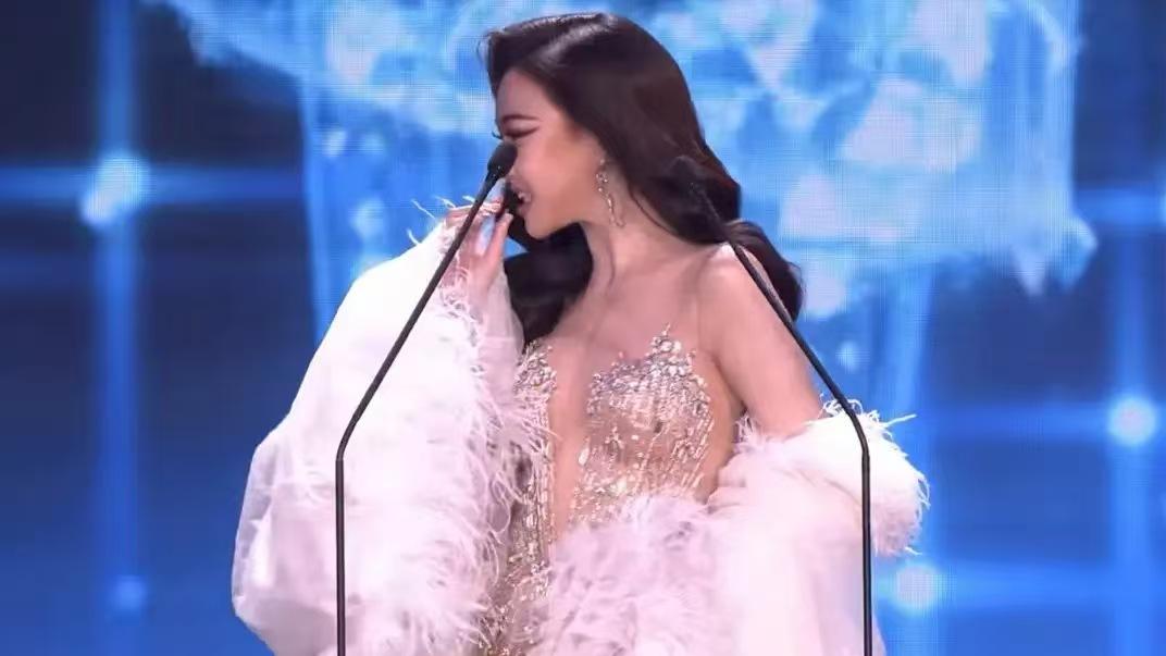 泰国选美舞台18岁佳丽牙贴面脱落，淡定补救惊艳全场
