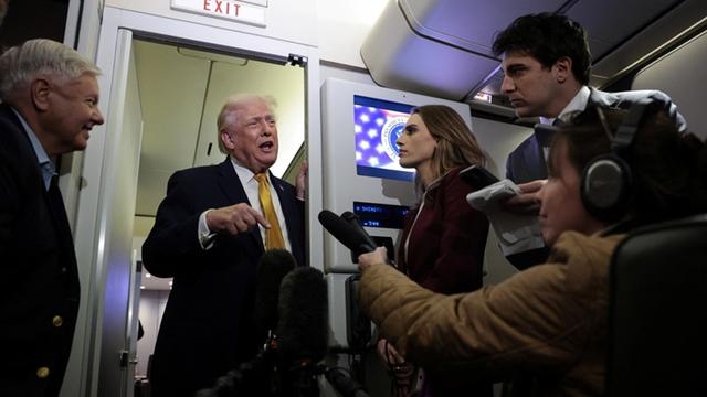 马杜罗身穿浅褐色衣服，首次在美出庭，从头到尾拒不认罪