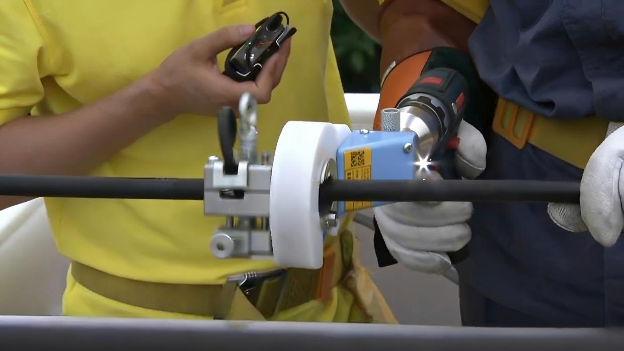 2019年，广东一男子发明了一款电线剥皮器，可以为高压线剥皮