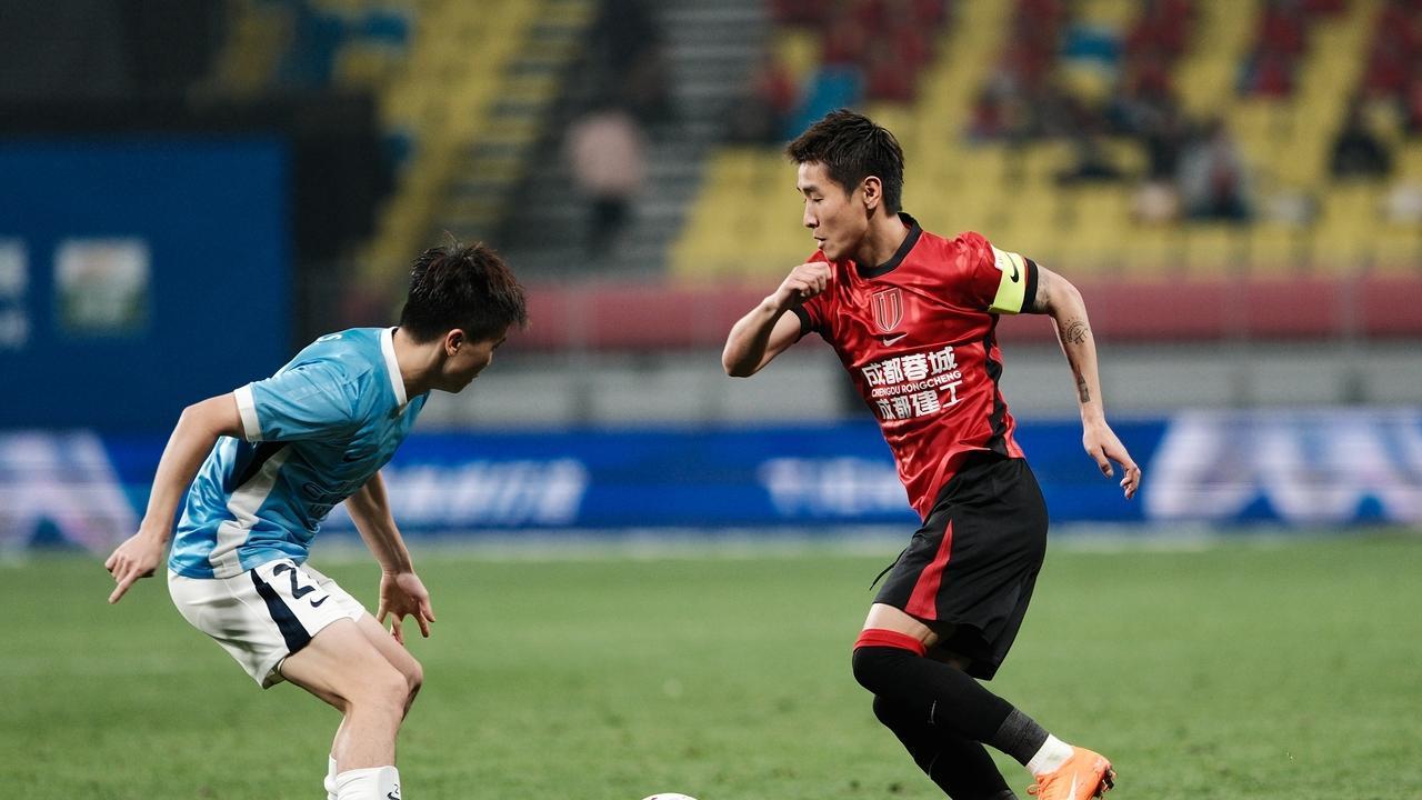 争议？韦世豪挥手血染赛场无异，姜至鹏抬肘无心之失染红？