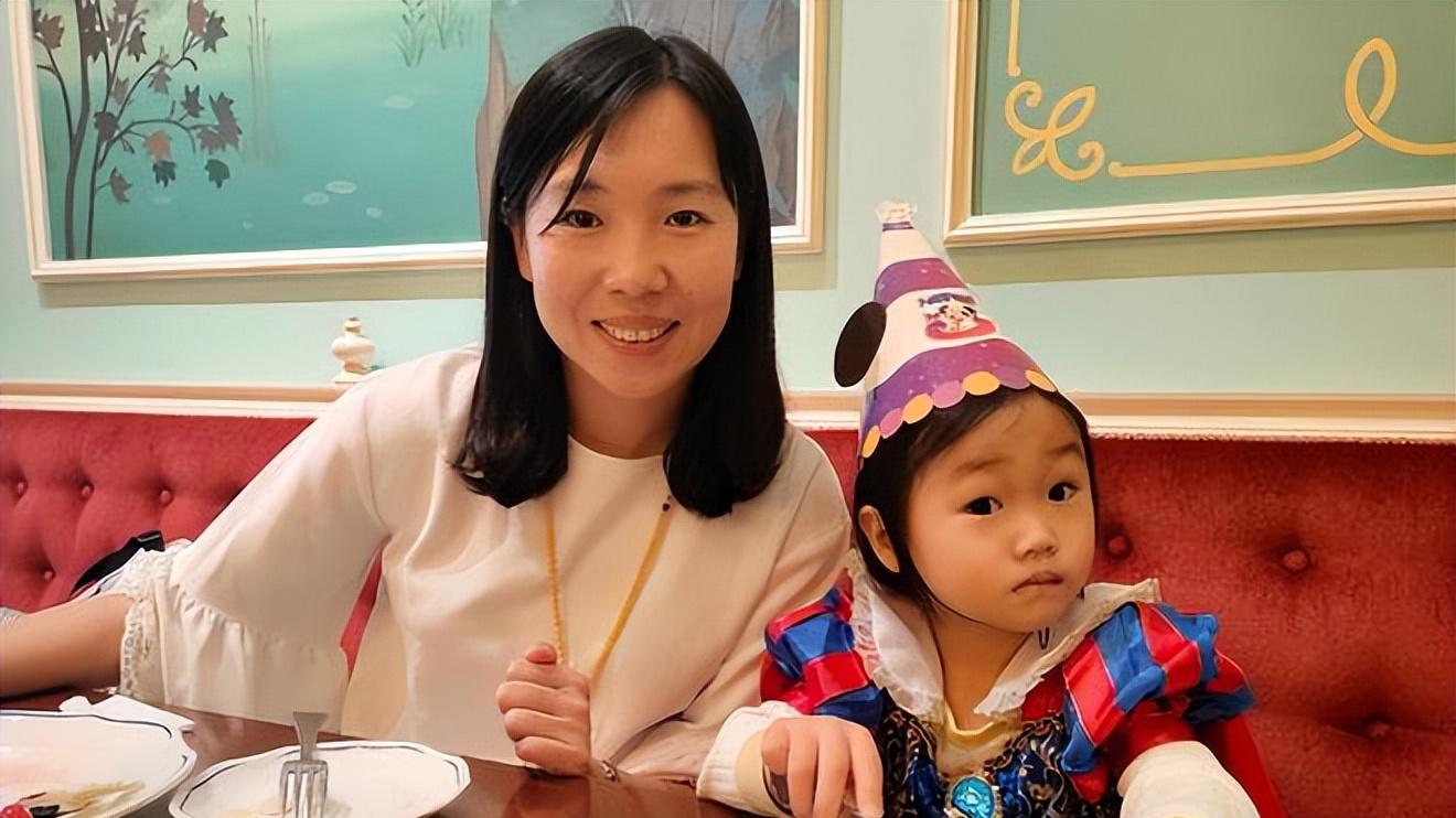 38岁李晓霞现状：大学任教，成人大代表，嫁普通人生2娃，很幸福