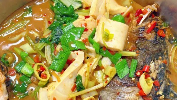 重庆冬天必吃！铁锅炖鱼头鲜辣过瘾