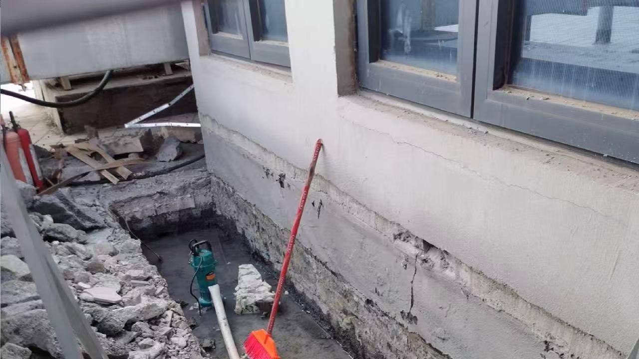 郑州修漏水遇骗局！老李315交底：别再信几十块一斤的免砸砖