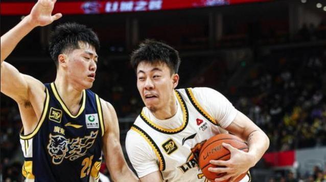 魔法攻击！辽篮球迷机场对着杜锋喊口号 后者微笑回应