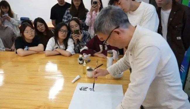 凤凰艺评 | 陈维：守正致和 薪火相传——陶瓷书法家朱丹忱先生其人其艺