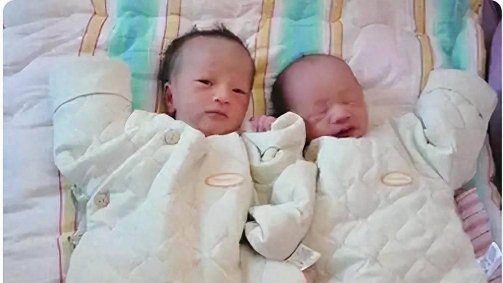 90后妈妈生下龙凤胎，刚要缝合大喊“等一下”，医生哭笑不得