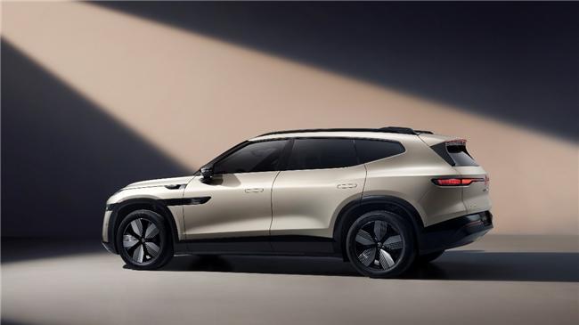 雕塑 D 柱定风骨 与众 08 彰显安全动感双基因