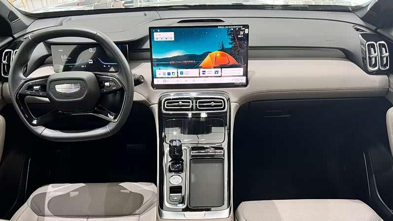 10万级燃油销冠升级！博越L配16扬声器，城市NOA下放到位