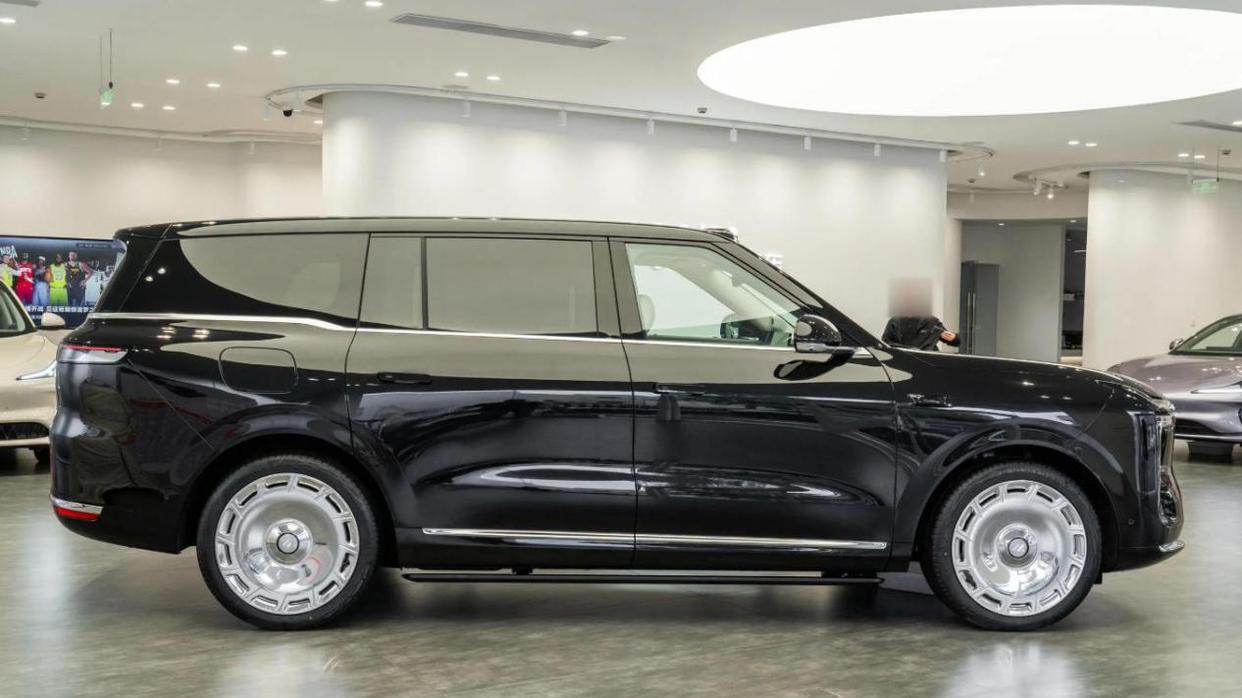 智己LS9三电机版对比普版，四轮线控转向，方向盘只能转90度