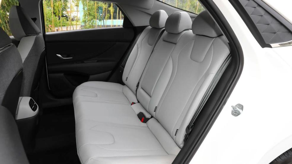 两种动力版本可选，伊兰特优惠力度大，日常代步再合适不过