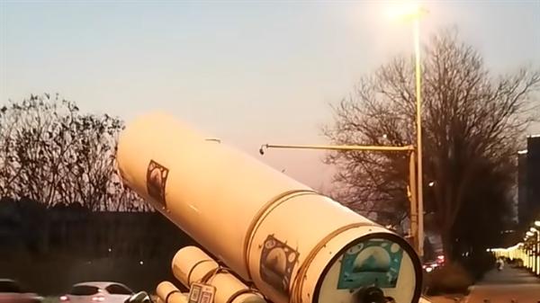 西安大爷30万装天文望远镜摆摊 被疑用幻灯片糊弄人