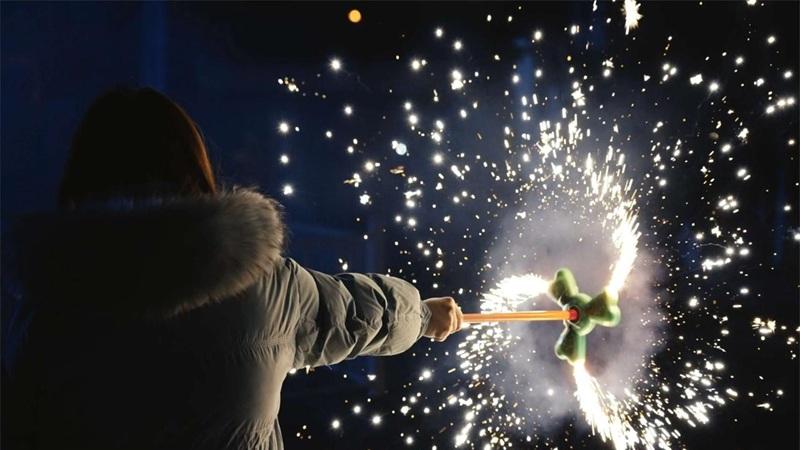 烟花又惹出了惊天的大事