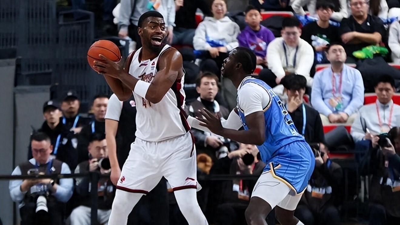 3大投手3分16中2，频频打铁输北京，球迷：平时训练在干什么?