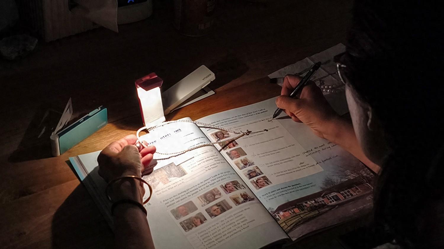 夹书隐形、柔光护眼、阅读氛围拉满：蔚虎书签灯B1