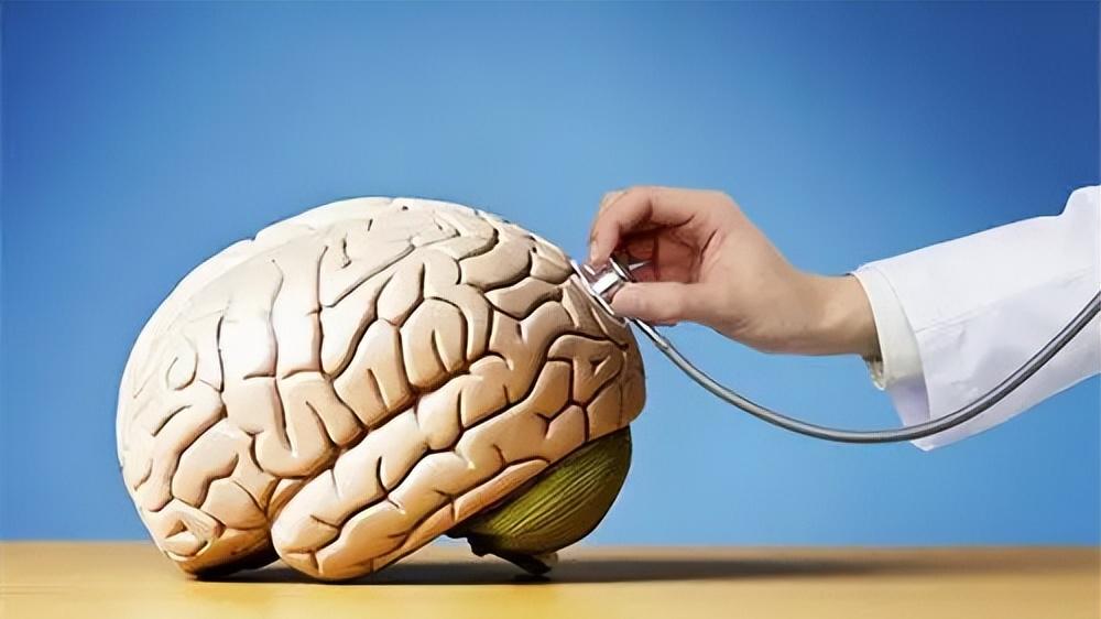 身体出现5类症状，小心中风快就医，时间就是大脑，降低偏瘫风险