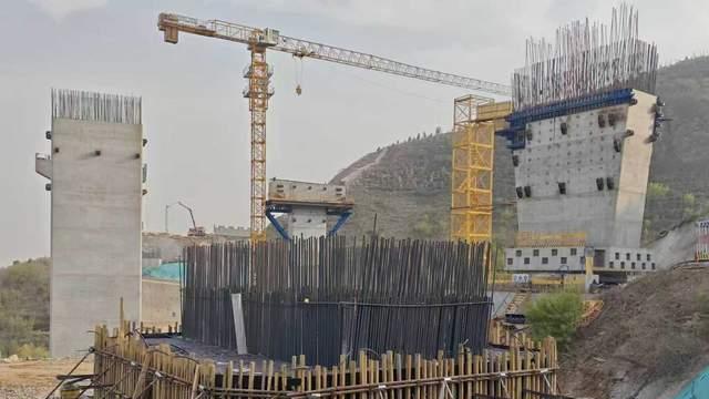 108新线高速公路京原铁路大桥转体桥主墩承台浇筑完成