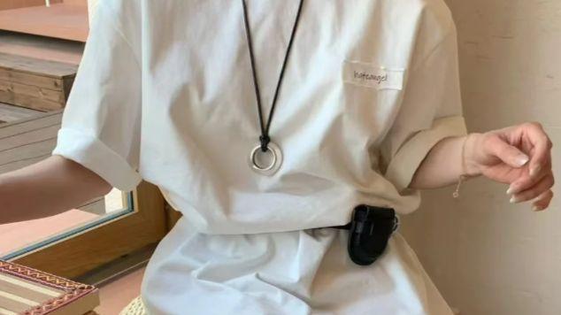 T 恤穿搭的小心机，细腰带提升质感与气场