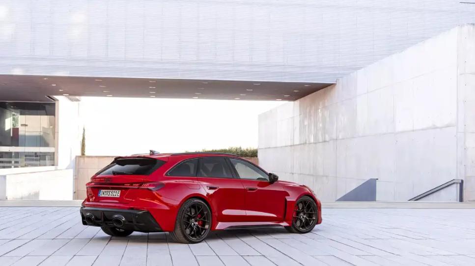 搭载全新六缸插混系统，中置双“炮筒”排气，全新奥迪RS 5发布