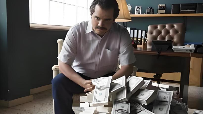 女儿说一句冷，他便一晚烧掉200万美元取暖，1000多名警察死于他手