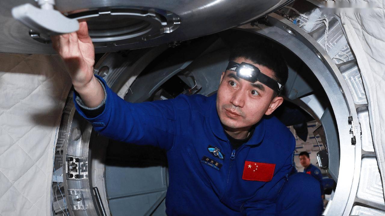 我国航天员首次洞穴训练，为何进入地下深处？或为登月探索做准备