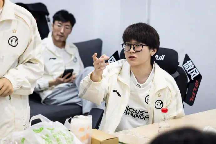 被TES一脚踢开的 “弃子”，反手把JKL按在地上摩擦！Rookie：我成小丑了？