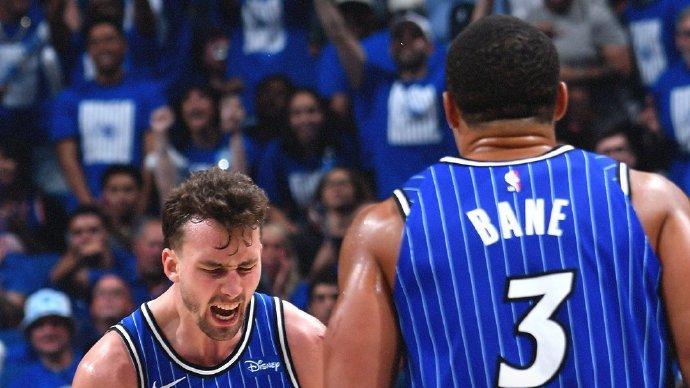 可惜对面没里弗斯了！活塞2003年曾1-3大逆转魔术，拒绝被黑八