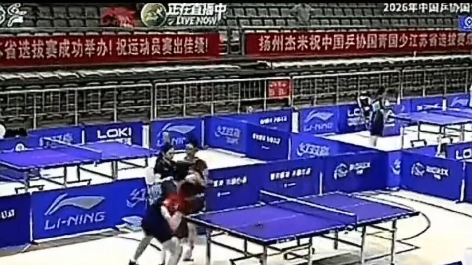 前国乒球员弟弟、曹振东之子以0-11输球，情绪失控，挥拳击打对手，被江苏乒协禁赛1年