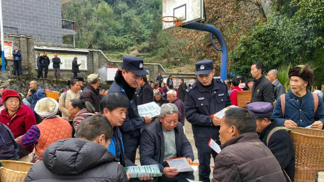 分红现场变普法课堂 “平安礼包”为幸福加码